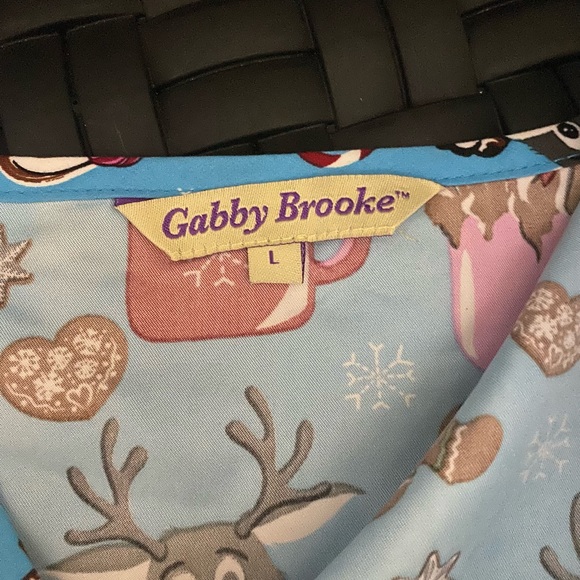 Scrubs top Gabby Brooke Hot Choc Mug Reindeer Gingerbread Short Sleeve Medical - Picture 3 of 5